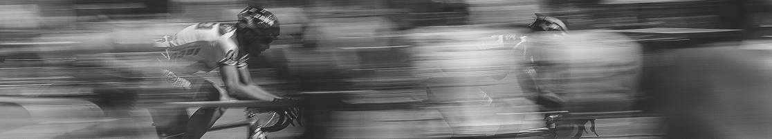 Ciclistas en blanco y negro